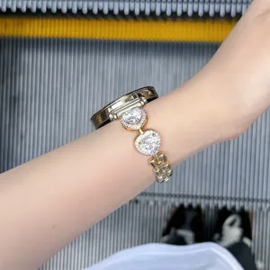 Gros plan détaillé d'un bracelet de montre intelligent en métal étincelant avec des cœurs.