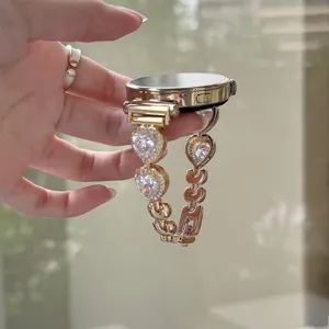 Bracelet de montre en métal élégant avec des zircons cœur étincelants pour montre connectée.