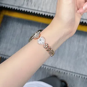 Détail de bracelet de montre en cristal cœur or rose, bracelet de remplacement élégant.