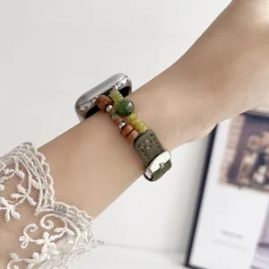 Gedetailleerd overzicht van Apple Watch-bandje van natuursteen en leer, elegant groen kralenontwerp.
