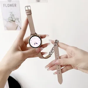 Elegante cinturino per orologio da donna in pelle a doppio giro e catena in metallo chic.