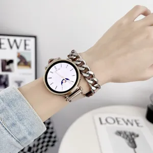 Vista di dettaglio del cinturino per smartwatch in catena di acciaio e pelle da donna