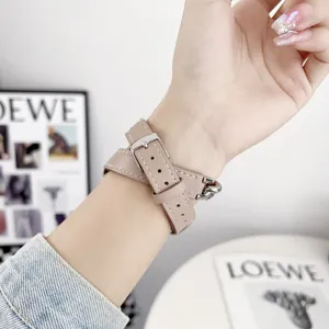 Cinturino per orologio in pelle a doppio giro da donna con catena in metallo.
