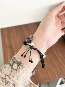 Vista dettagliata del cinturino Apple Watch intrecciato in stile cinese con perline.