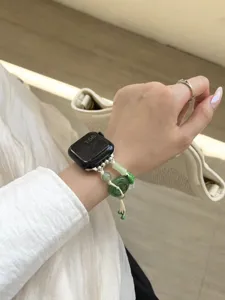 Dettaglio cinturino per Apple Watch in giada perle stile cinese, design elegante e tocco morbido.