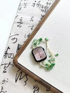 Squisito primo piano del cinturino in perle di giada zen, elegante design cinese.