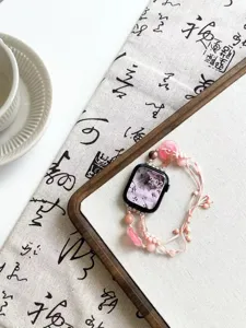 Vista dettagliata del cinturino in giada in stile cinese per Apple Watch dal design rosa.