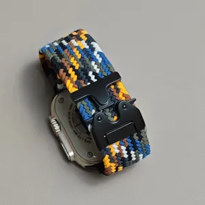 Nylon geflochtenes Uhrenarmband mit schwarzer Metallschnalle, robustes Accessoire für Smartwatches.
