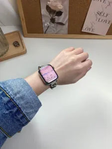 Cinturino per orologio in acciaio inossidabile compatibile con Apple Watch elegante.