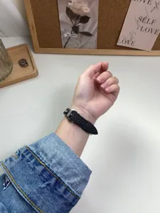 Cinturino in pelle giuntata con catena in acciaio per Apple Watch denim nero.