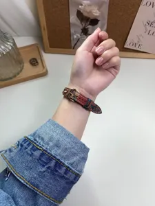 Vista dettagliata cinturino orologio pelle catena acciaio per Apple Watch SE 6 7 8 9.