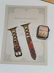 Primo piano dettagliato del cinturino per orologio in catena d'acciaio e pelle stampata.