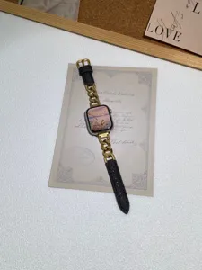 Dettaglio cinturino per orologio in denim e catena di metallo, elegante ricambio.