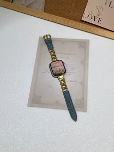 Cinturino in vera pelle e catena in acciaio per Apple Watch colore denim vista dettaglio.