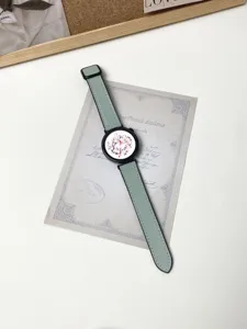 Vista dettagliata del cinturino per orologio in pelle verde chiaro con fibbia elegante e trama.