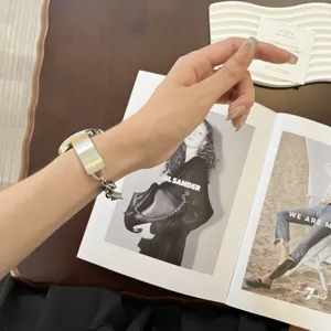 Detailansicht des Metallarmbands, mit einzigartigem silbernen Ketten-Design für modernen Look.