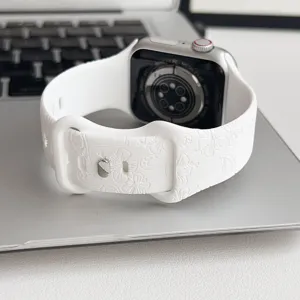 Weißes Silikon graviertes Blumen Uhrenarmband Ersatz Armband kompatibel mit Smartwatches.