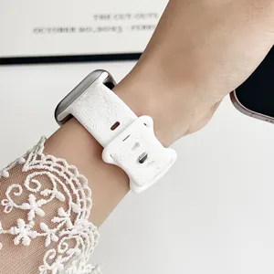 Weisses Silikon-Pruegearmband Detail mit Blumen und Flamingo geschnitzten Mustern fuer Smartwatch.