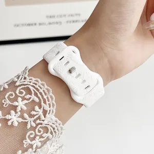 Weißes Silikon-Uhrenarmband Detail, geprägtes Blumenmuster, kompatibel mit Smartwatch.