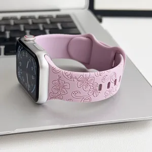 Silikon graviertes Ersatzarmband mit Blumen und Flamingos passend fuer die Apple Watch.