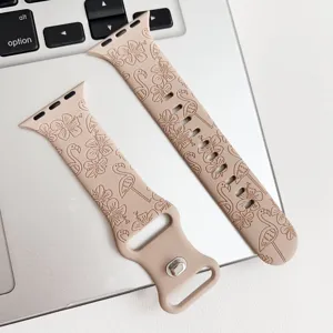 Silikon graviertes Uhrenarmband kompatibel mit Apple Watch mit Blumen und Flamingos Motiv.