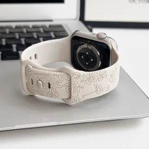 Detailaufnahme des eleganten geprägten Silikon-Uhrenarmbands mit Blumen- und Flamingomotiv.