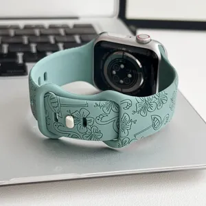 Silikon geprägtes Armband Detailansicht mit geschnitzten Blumen und Flamingos für Smartwatch.
