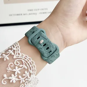 Grünes Silikon geprägtes Armband Detail mit geschnitzten Blumen und Flamingos für Smartwatch.