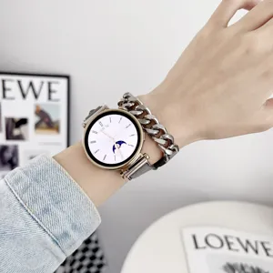 Dettaglio cinturino smartwatch a doppia catena in acciaio inossidabile, elegante design polso