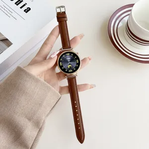 Braunes Lederarmband Smartwatch mit Roségoldgehäuse, exquisite Handgelenk Detailansicht für Frauen.