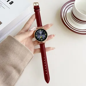 Detailansicht des eleganten roten Leder Smartwatch Armbands mit Roségold Schnalle am Handgelenk.