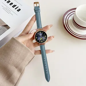 Smartwatch mit blauem Lederarmband und roségoldenem Gehäuse, stilvolles elektronisches Zubehör.