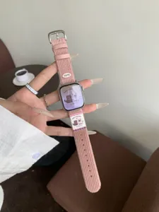 Rosa Cord Uhrenarmband Detail mit süßem Katzenprint, weiche Textur für Smartwatch.