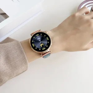 Nahaufnahme der eleganten Smartwatch mit Roségoldgehäuse und grauem Lederarmband.