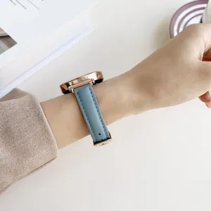 Blaues Leder Smartwatch Armband Detail mit Premium Textur und Roségold Metallschließe.