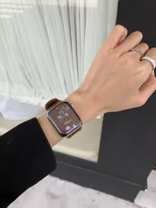 Braunes Kord-Uhrenarmband passend für Apple Watch, weich strukturierte Ersatzarmband Detailansicht.