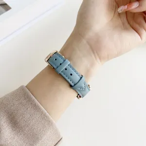Nahaufnahme Detailansicht des blauen Lederarmbands mit Roségold Schließe am Handgelenk.