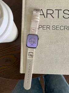 Beige Kordel Uhrenarmband mit niedlichem Welpen-Patch, weiches Ersatzband für Smartwatch.