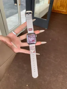 Süßes bedrucktes Cord-Uhrenarmband im Detail, weiche Lederrückseite, passend für Apple Watch.
