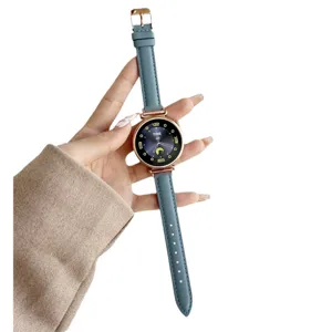 Smartwatch mit blauem Lederarmband und Roségoldgehäuse, stilvolles Digitaldisplay.