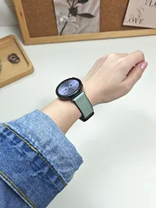 Vista dettagliata dell'elegante cinturino per orologio in silicone e pelle verde chiaro.