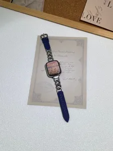 Dettaglio cinturino in catena di acciaio e denim, elegante cinturino di ricambio per Apple Watch.