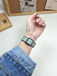 Cinturino per orologio in silicone verde con una fibbia nera compatibile con Huawei.
