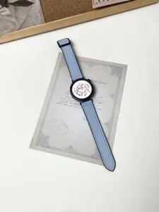 Vista dettagliata del cinturino per orologio in silicone pelle azzurro con quadrante floreale.