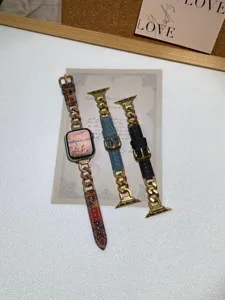 Primo piano del cinturino per orologio in pelle con catena in acciaio inossidabile.