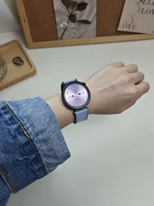 Primo piano di un elegante cinturino per smartwatch indossato al polso, texture e vestibilità.