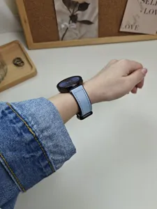 Cinturino di ricambio in pelle silicone per smartwatch, elegante cinturino azzurro.