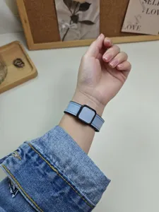 Cinturino di ricambio in silicone e pelle con fibbia magnetica quadrata per smartwatch.