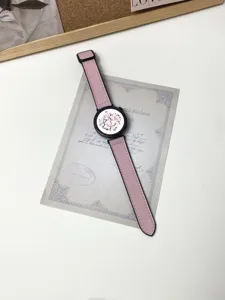 Cinturino di ricambio per smartwatch in pelle rosa, foto di dettaglio accessorio elegante.