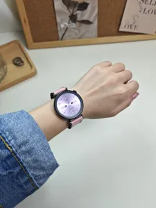 Primo piano dettaglio di un cinturino per smartwatch di ricambio in pelle al polso.